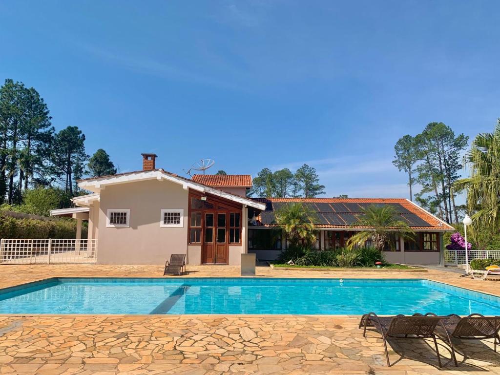 Piscina aquecida com cascata